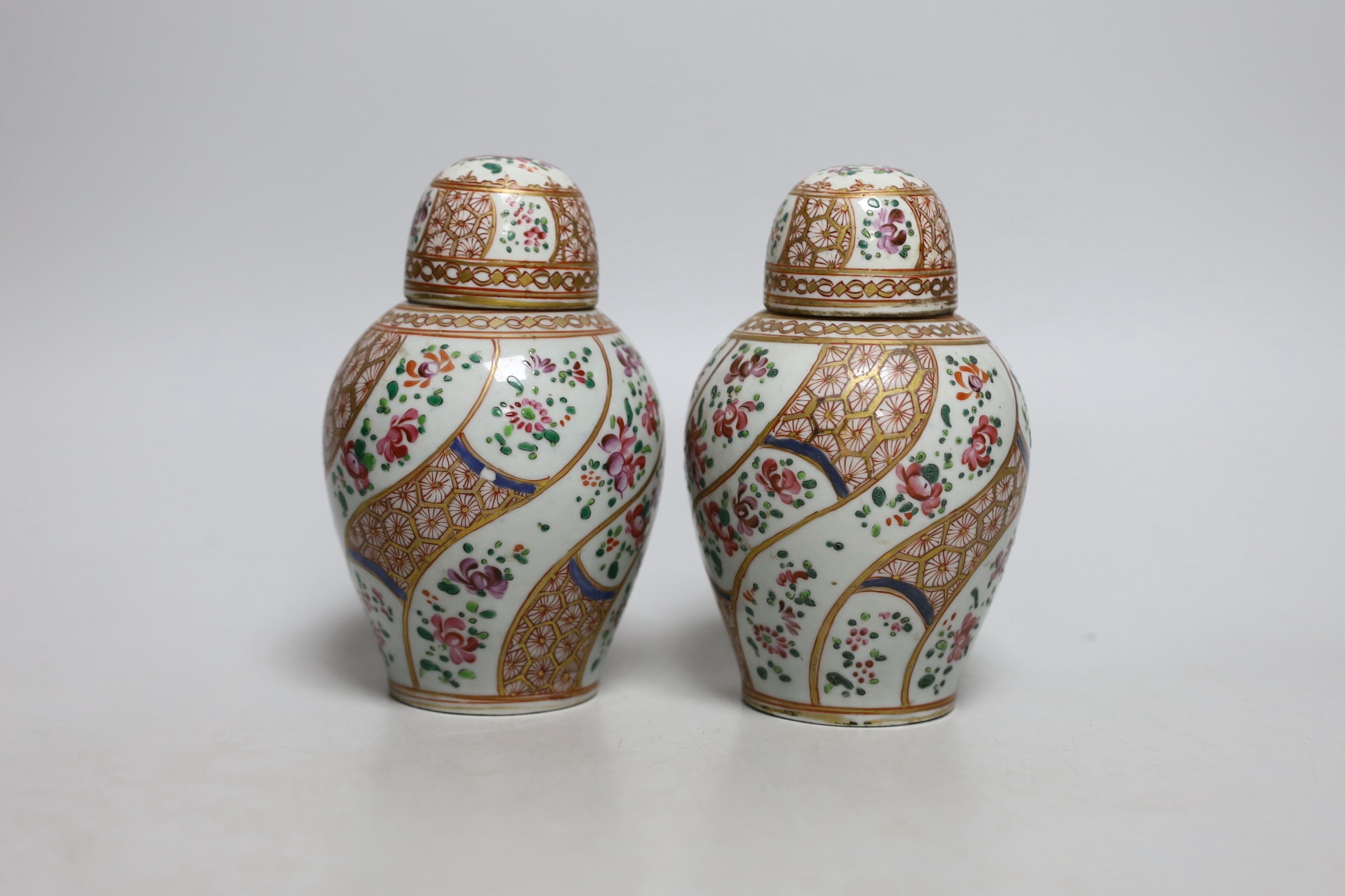 A pair of 19th century Samson of Paris jars and covers, 14cm